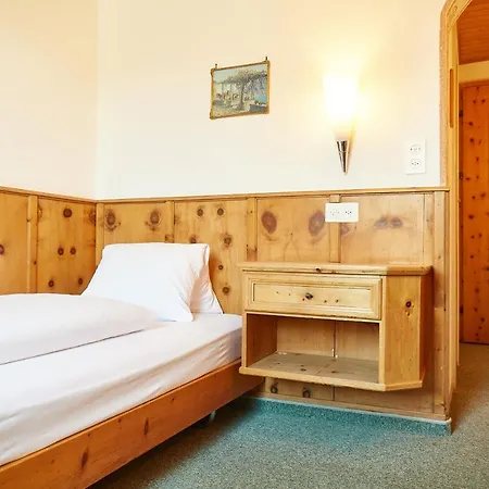 Languard فندق 3*